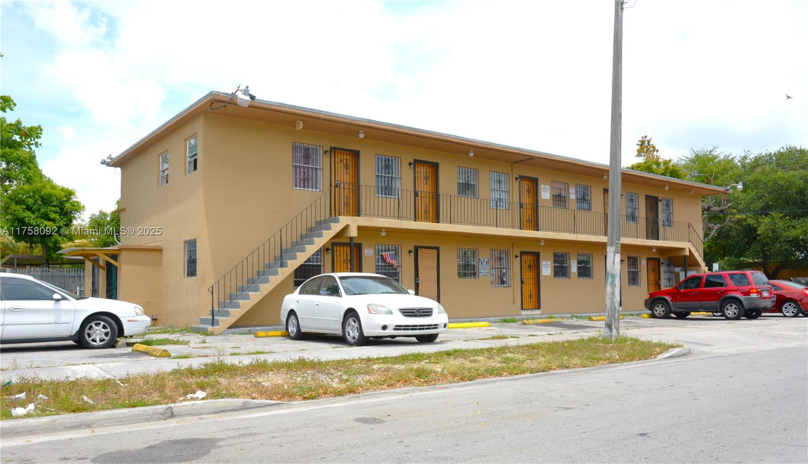 Trophy Income Producing asset consisting of 10 units, all of which are 1 Bed / 1 Bath. The property needs some renovations which in turn can increase rents.
• Easy Value-Add
• Strategic Corner Location
• Split A/C
• Below Market Rent Rates
• Stable Long Term Tenants
• Completed its 50 Years Recertification
