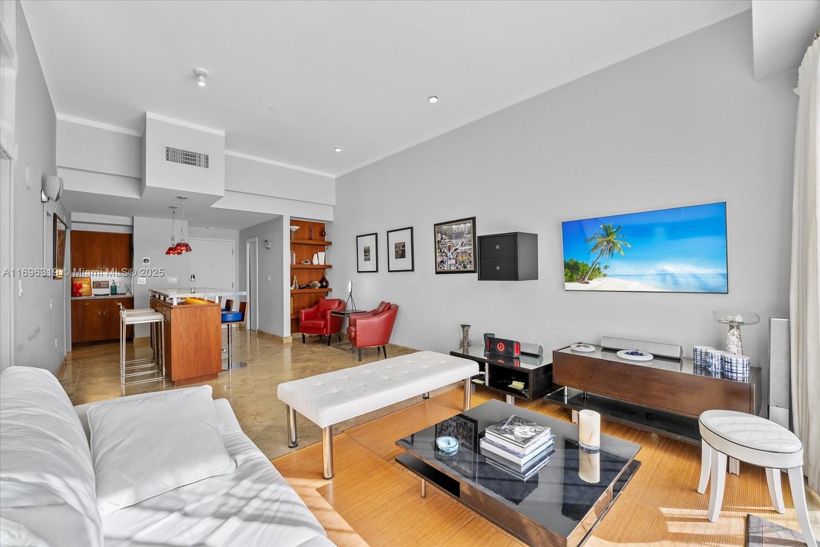 THE COLLINS CONDO - Residential