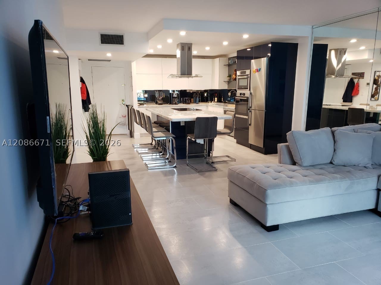 2301 Collins 516