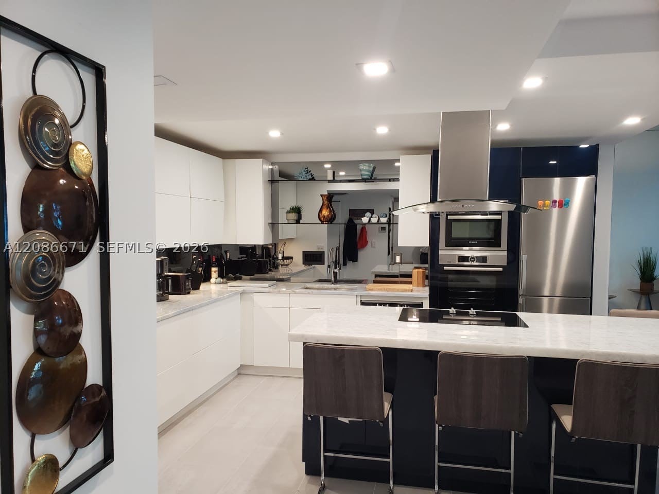 2301 Collins 516