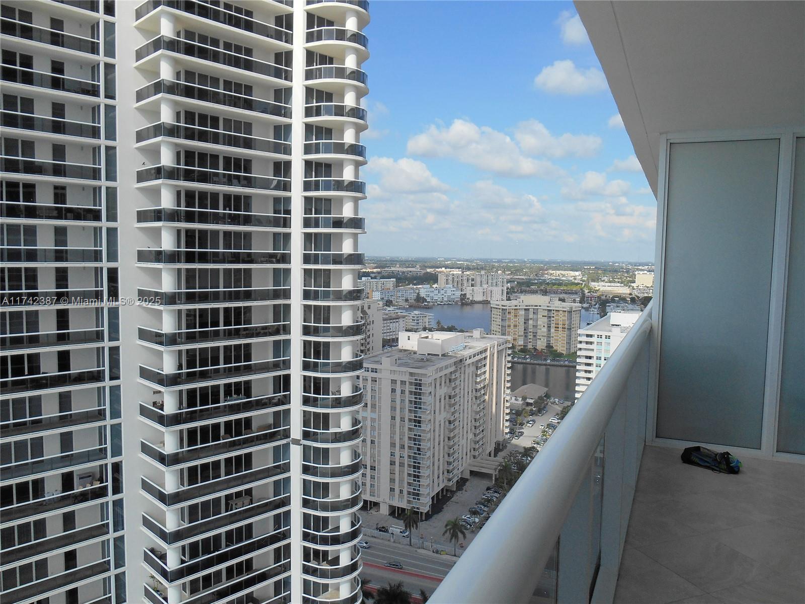 BEACH CLUB II - Residential Lease