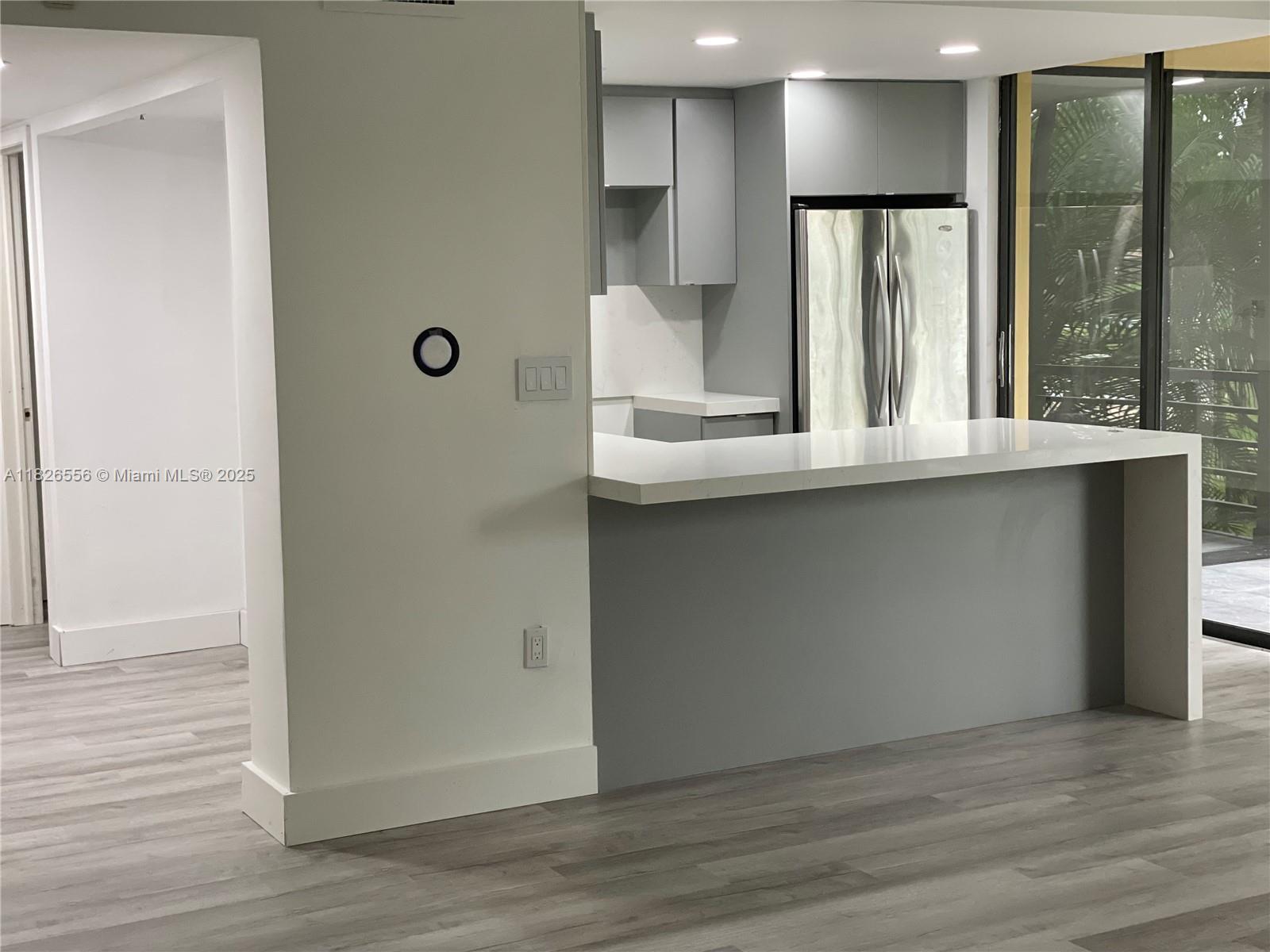 Modern and elegant apartment in North Miami Beach! This 1-bedroom, 1.5-bathroom unit has been completely remodeled, offering a sophisticated design, spacious layout, and excellent natural light. Renovated kitchen, quality finishes, and a great distribution of space. The building features an elevator, parking, and a prime location near supermarkets, shops, major highways, Aventura Mall, and the beaches. A great choice for living or investing!
