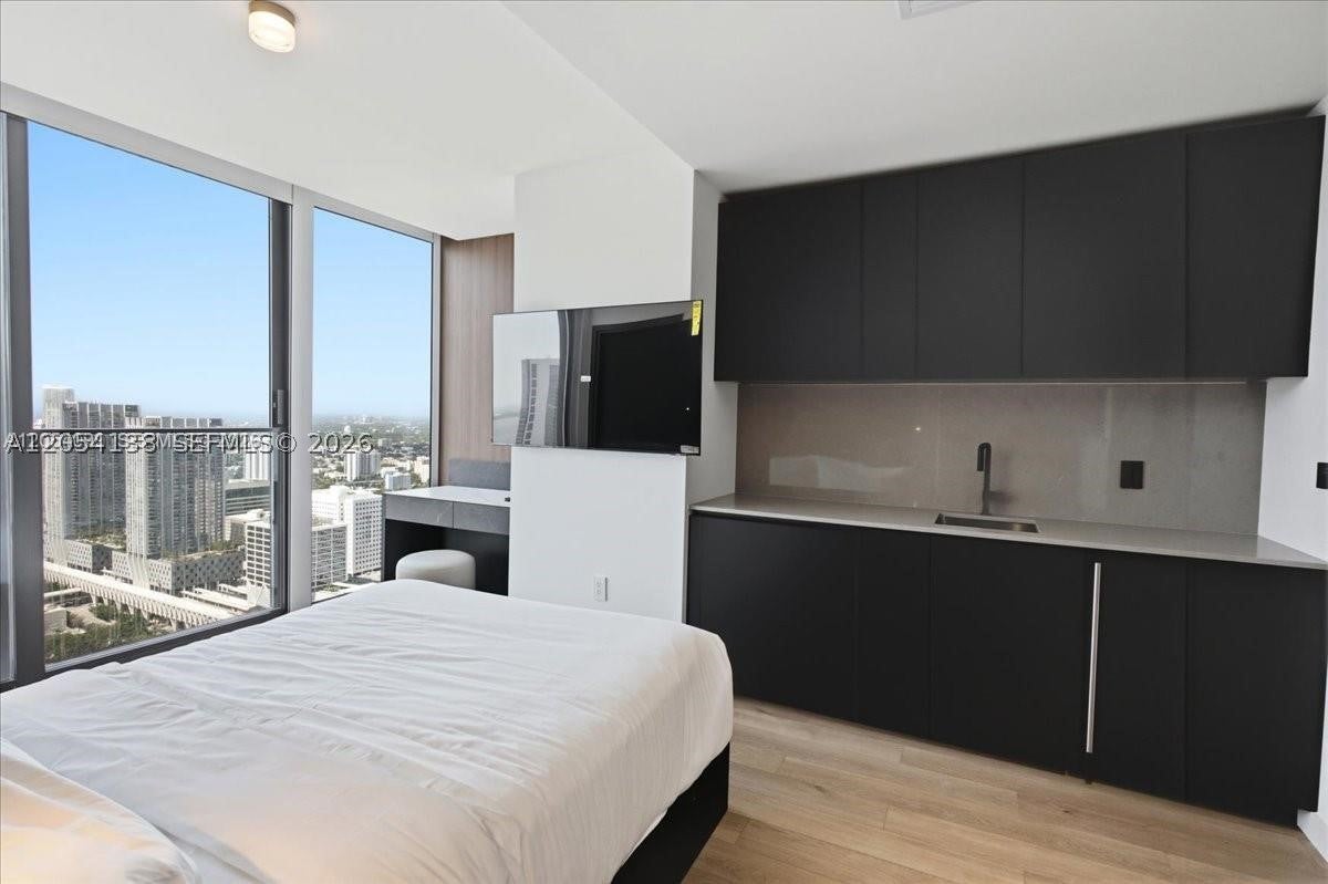 20 NE 11th St 4906 B