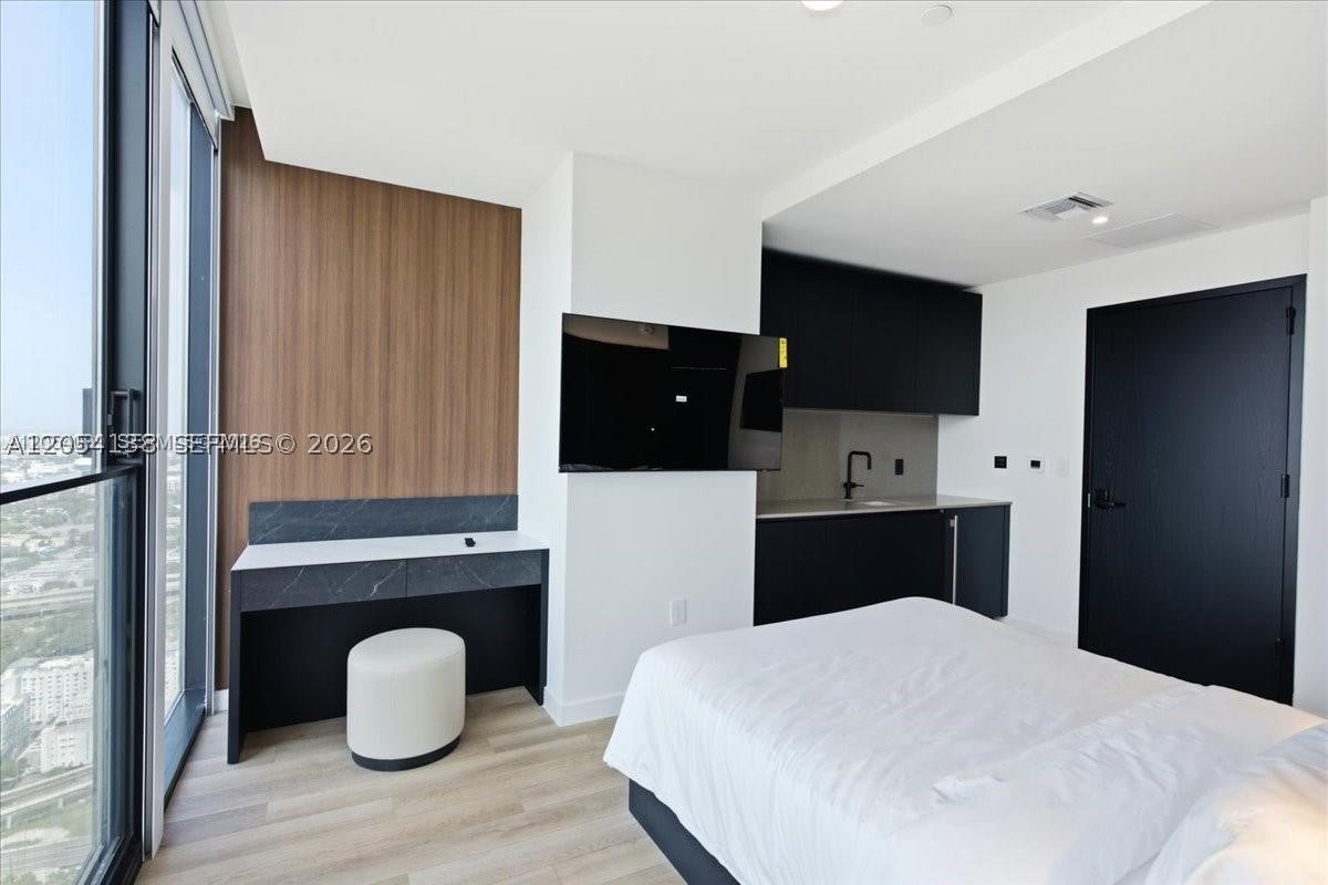 20 NE 11th St 4906 B