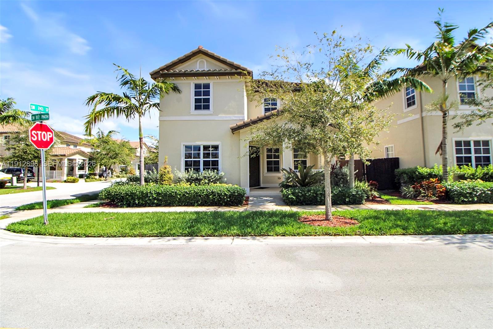 24301 SW 117th Path, Homestead, FL, 33032/$565,000 2 24301 SW 117th Path