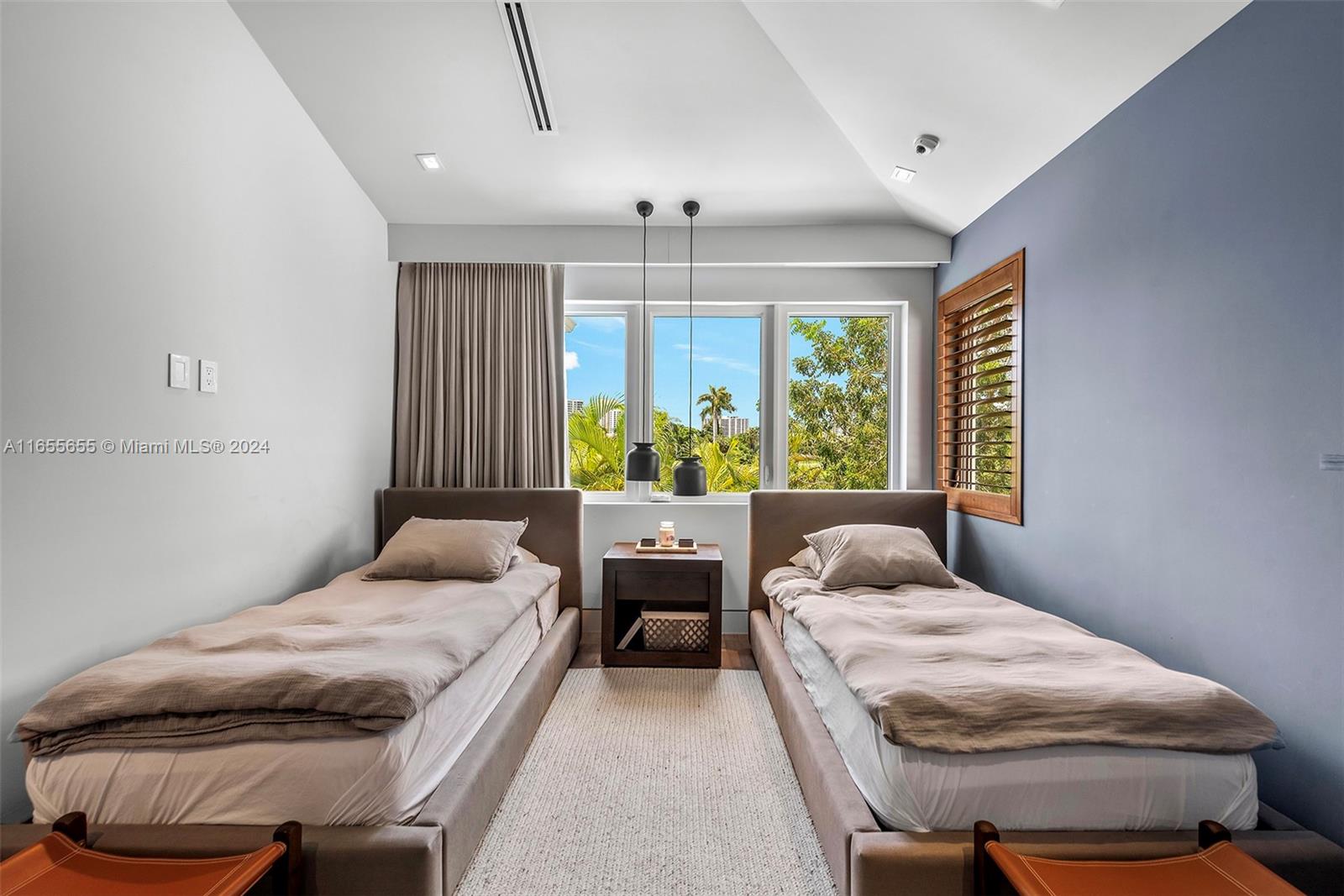 AVENTURA ESTATES - Residential