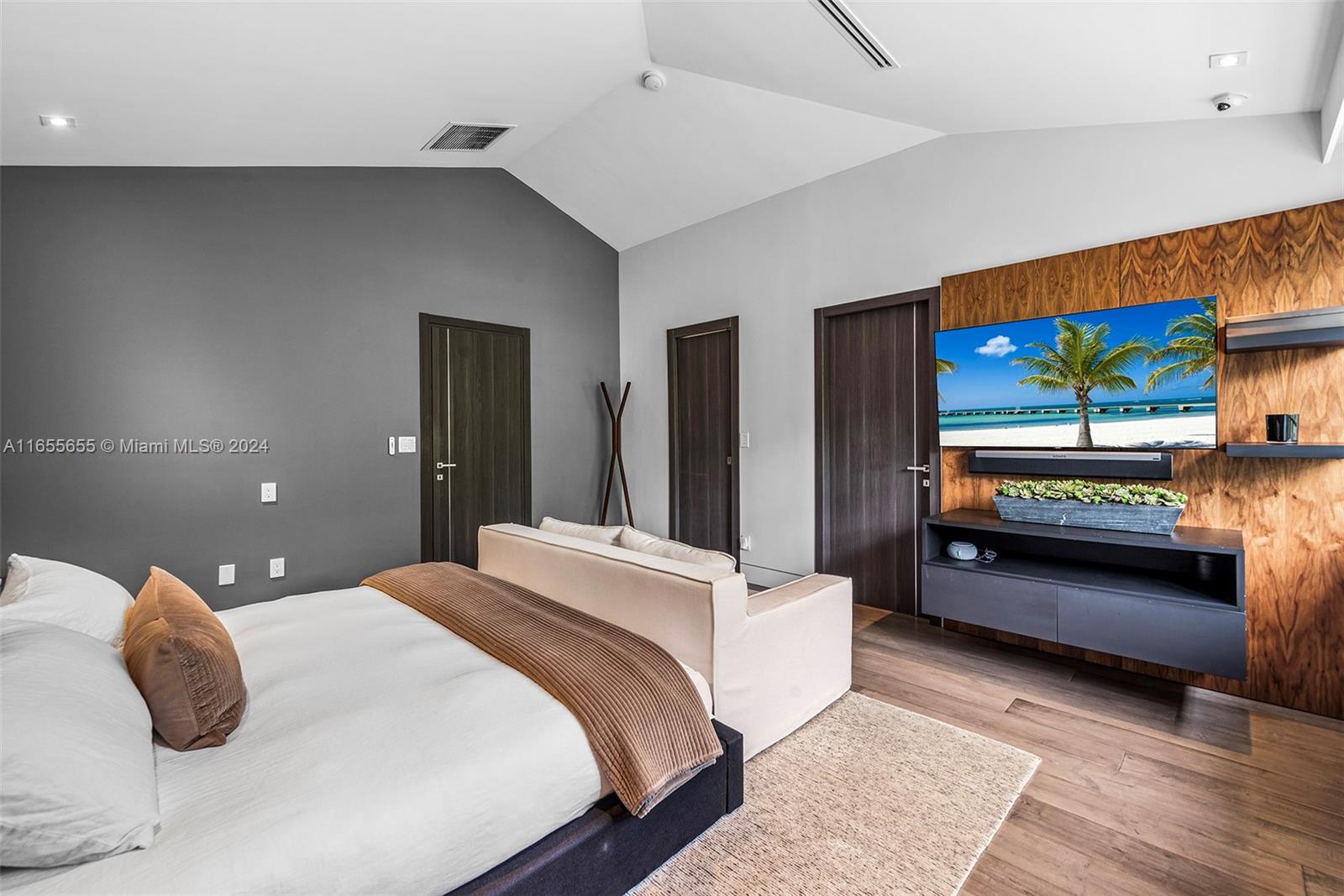 AVENTURA ESTATES - Residential