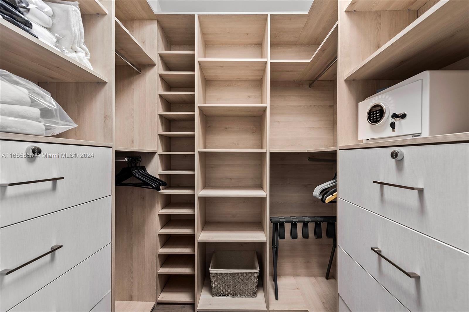 AVENTURA ESTATES - Residential