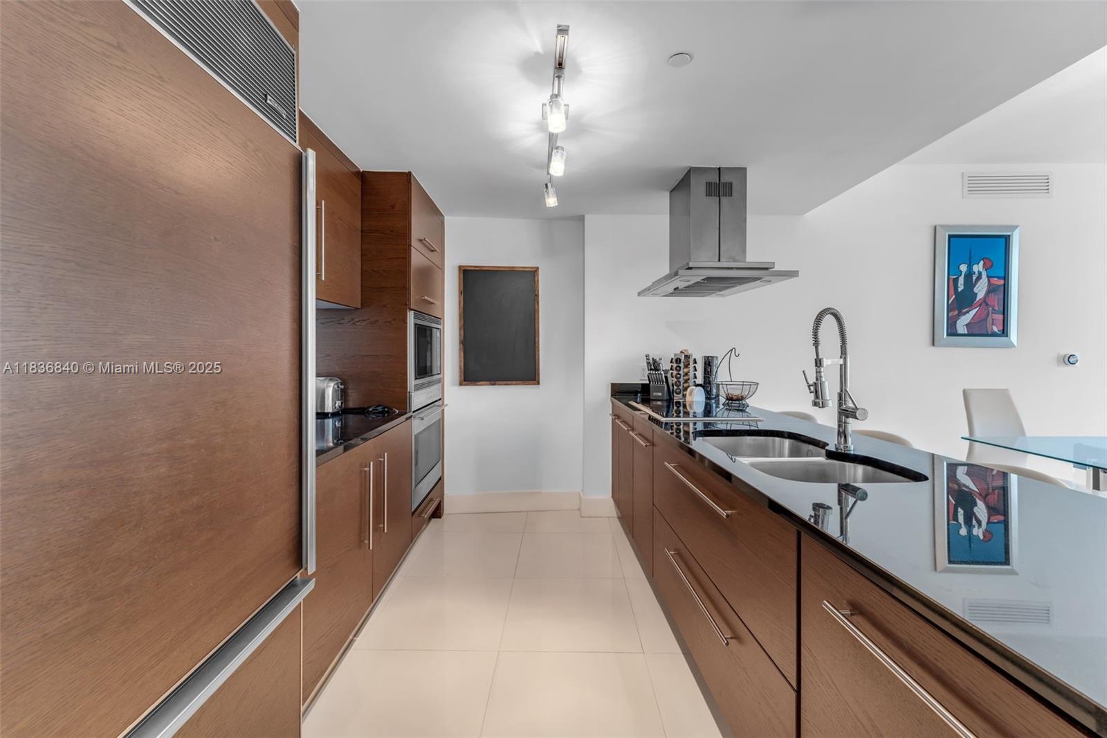 495 Brickell Ave BAY1007