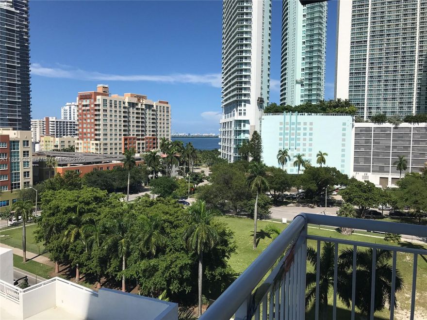 Beautiful 3bed 2bath corner unit in the heart of Biscayne. Centrally located. Near the bay, park, transportation, Downtown Miami, Art, Theater and Design Districts. Close distance to American Airlines Arena, restaurants and more. Swimming pool, Jacuzzi, gym and more amenities.