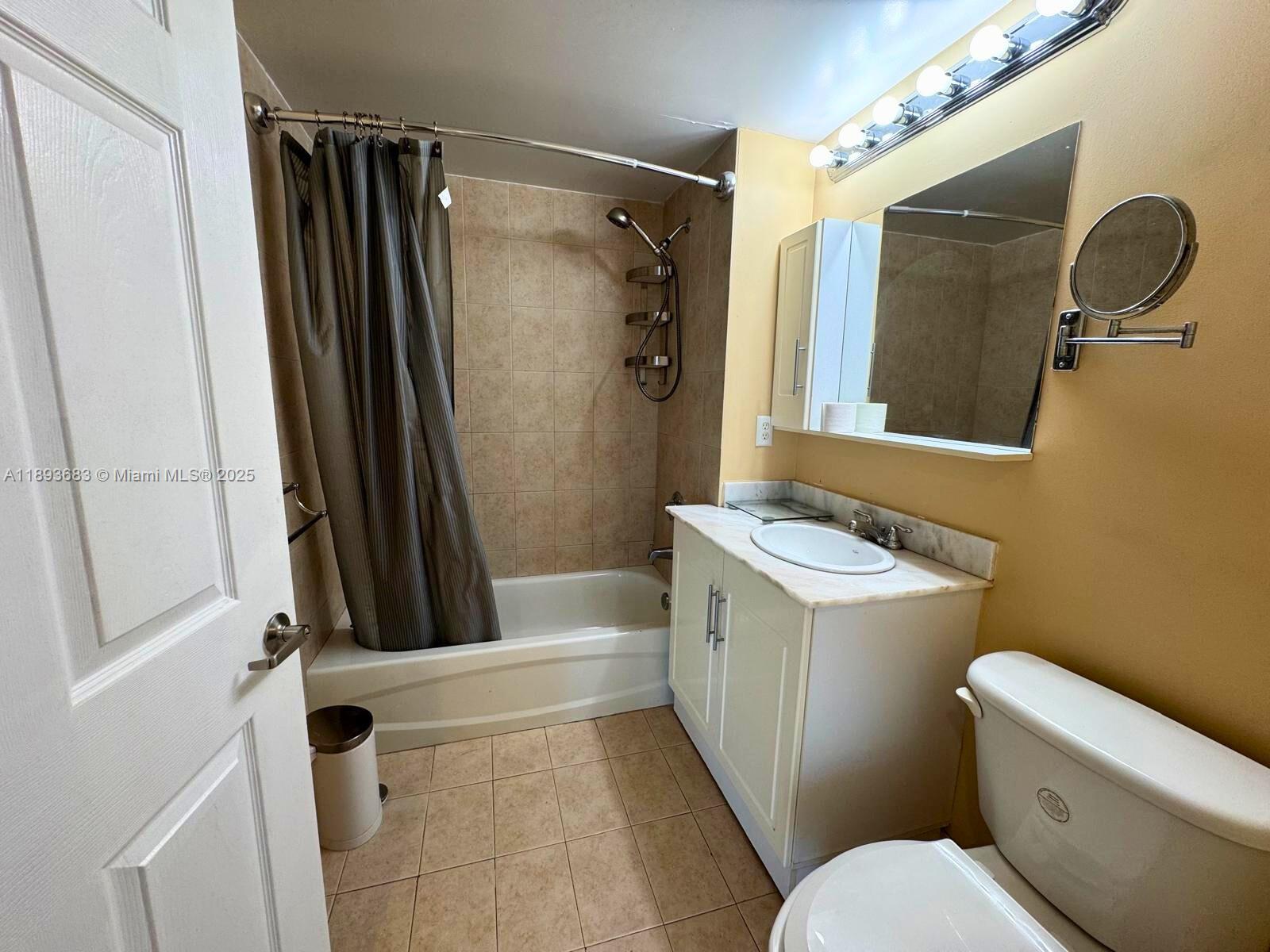 1800 BISCAYNE PLAZA CONDO - Residential