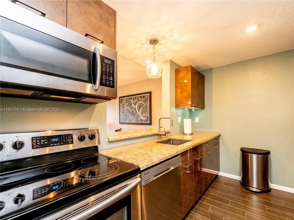 SOMERSET AT LAUDERDALE LA - Residential