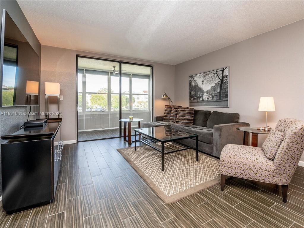 SOMERSET AT LAUDERDALE LA - Residential