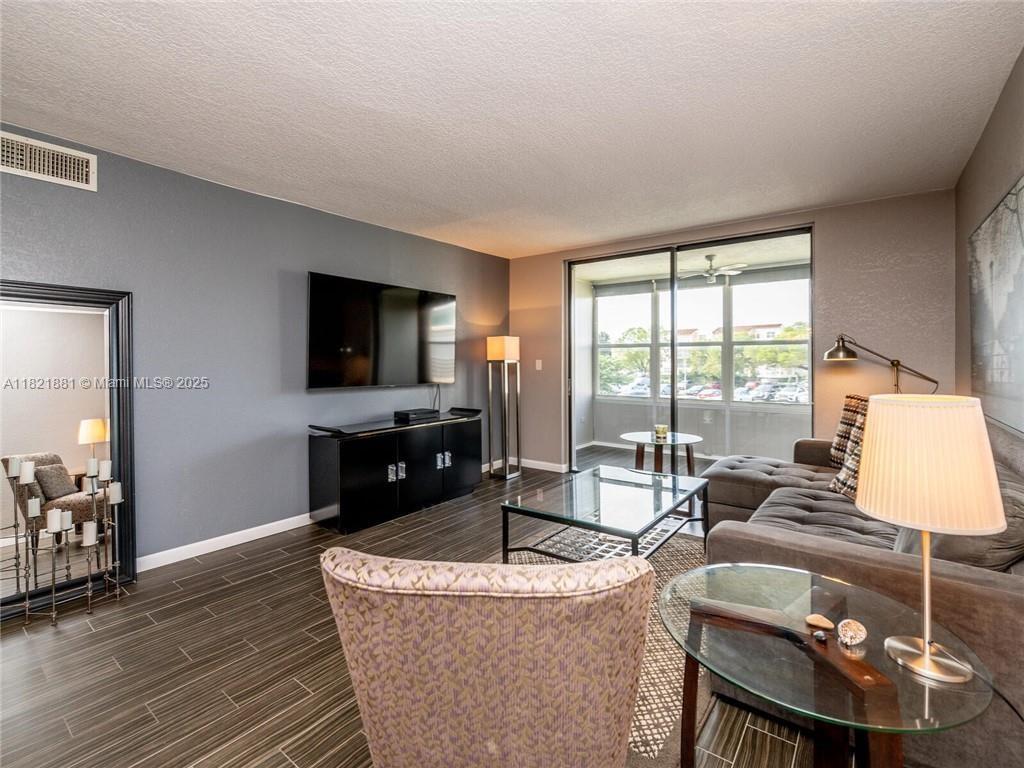 SOMERSET AT LAUDERDALE LA - Residential