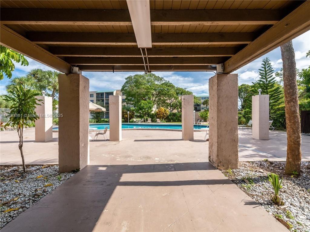 SOMERSET AT LAUDERDALE LA - Residential