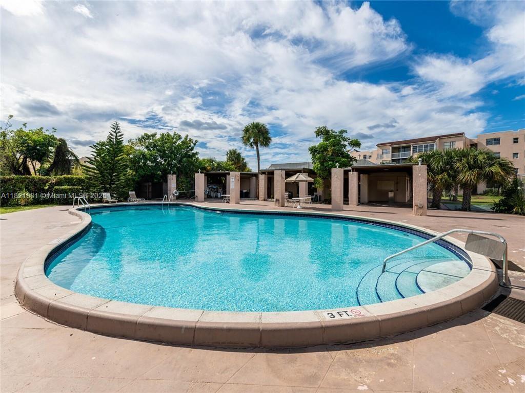 SOMERSET AT LAUDERDALE LA - Residential