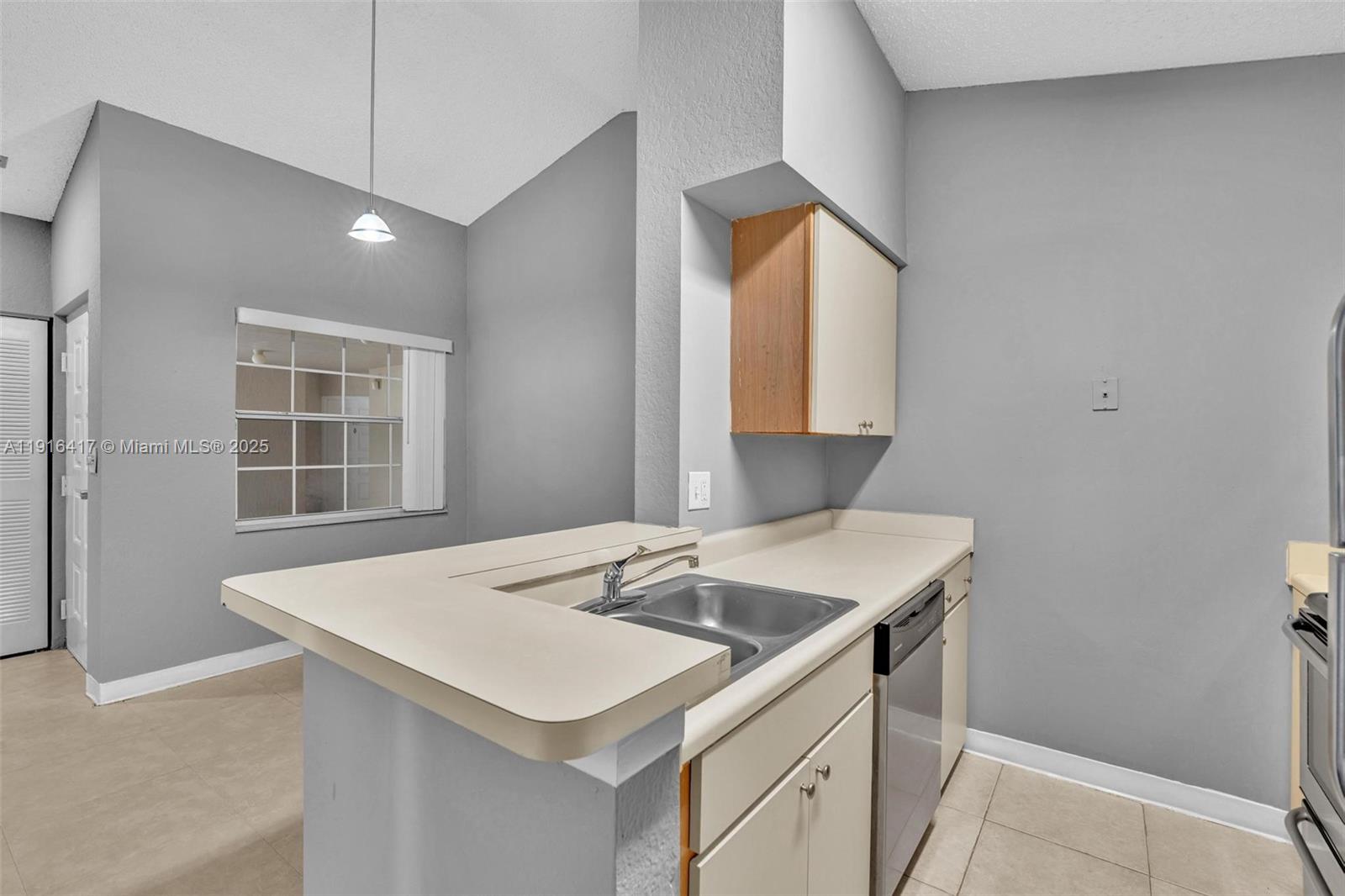 LAKEVIEW CLUB CONDO - Residential Lease