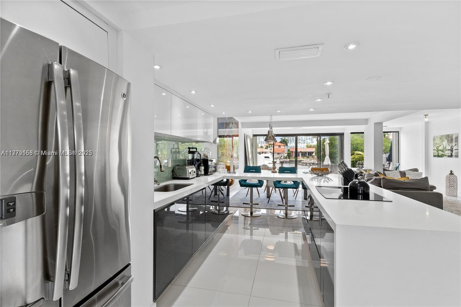 387 Poinciana Dr 1211