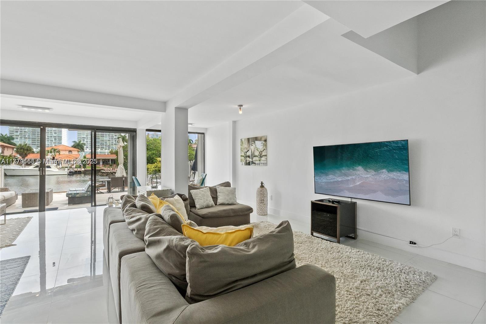 387 Poinciana Dr 1211