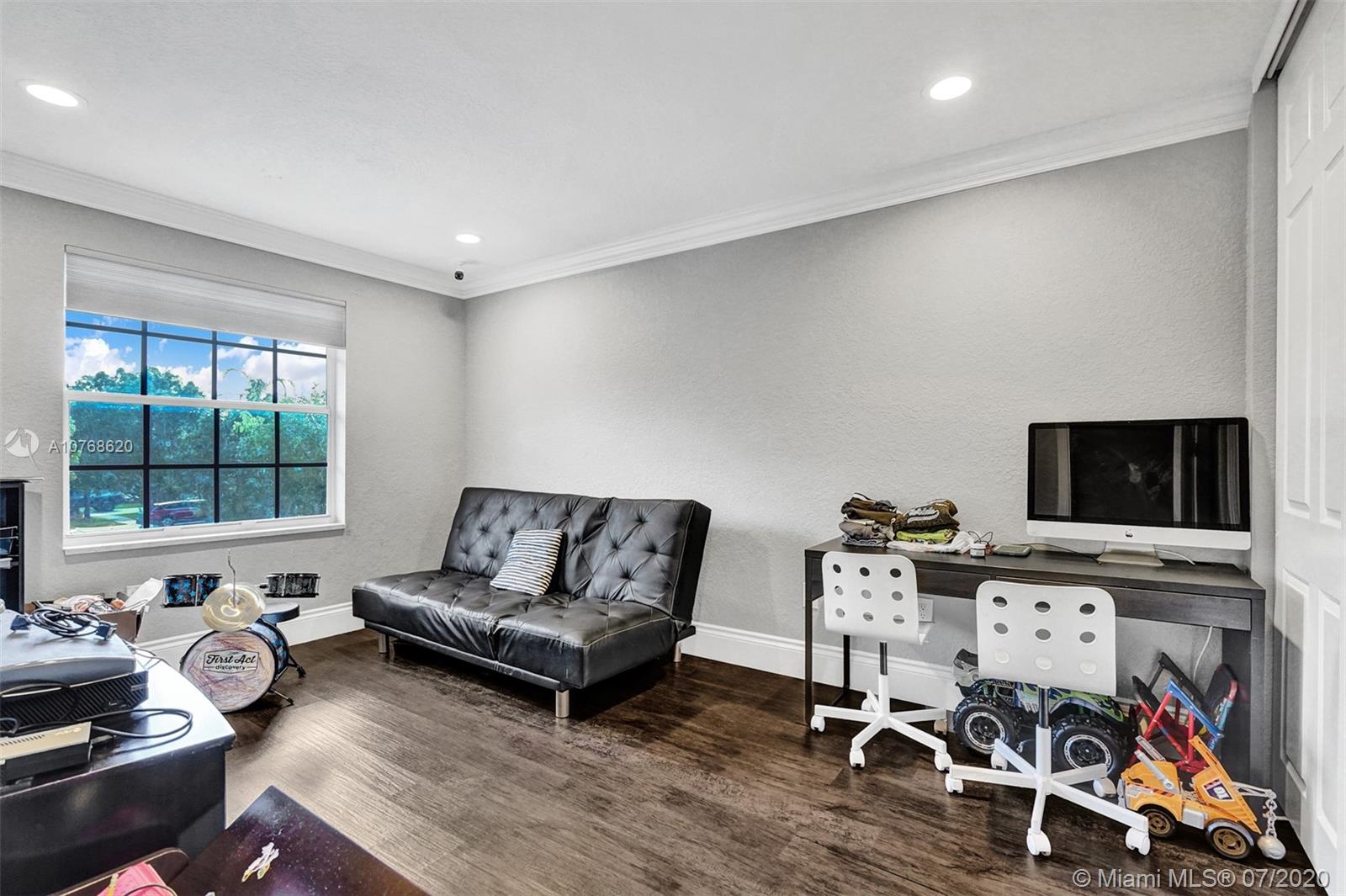 MADISON GREEN - Residential