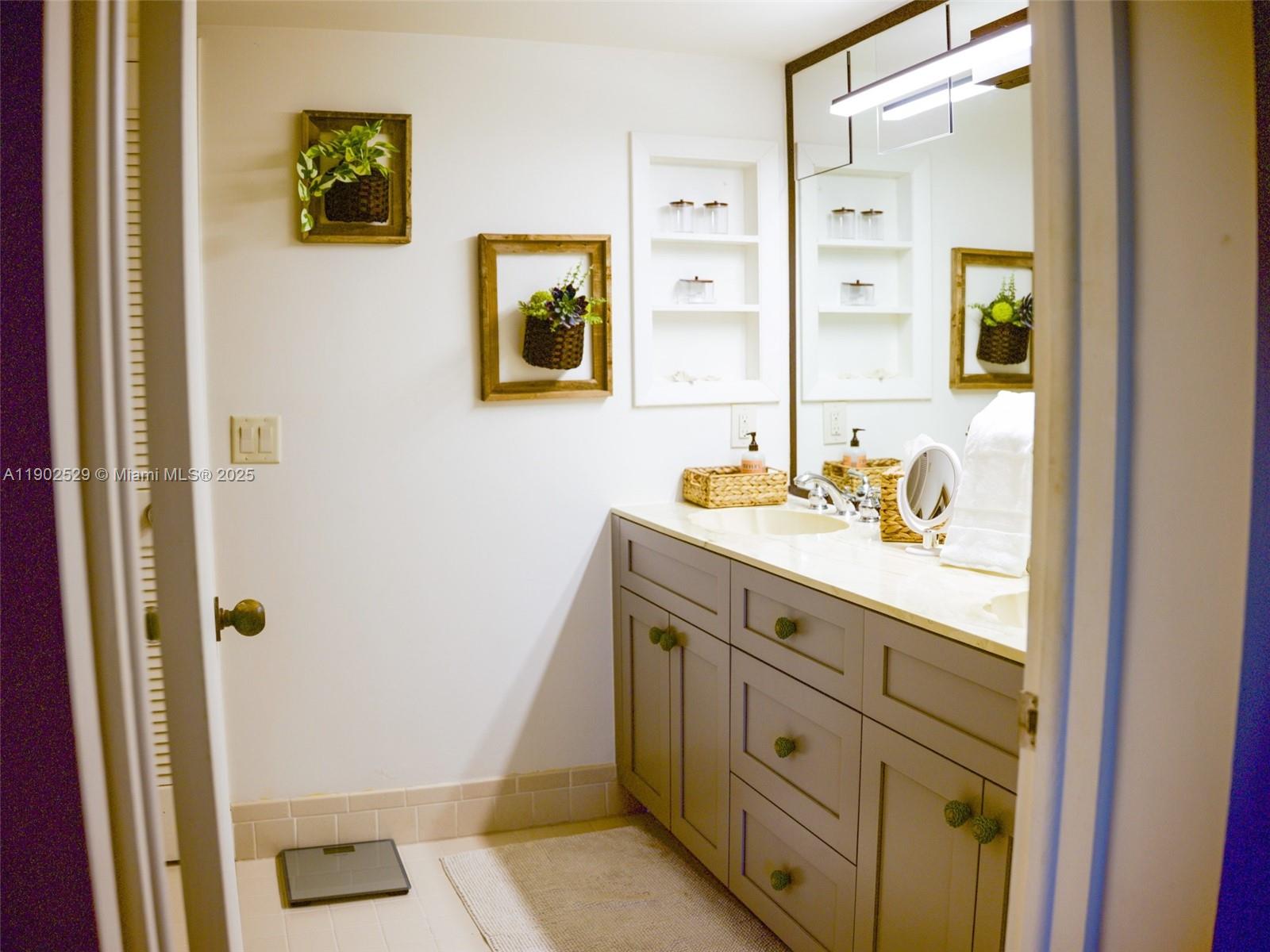 WINDWARD IV CONDOMINIUM - Residential