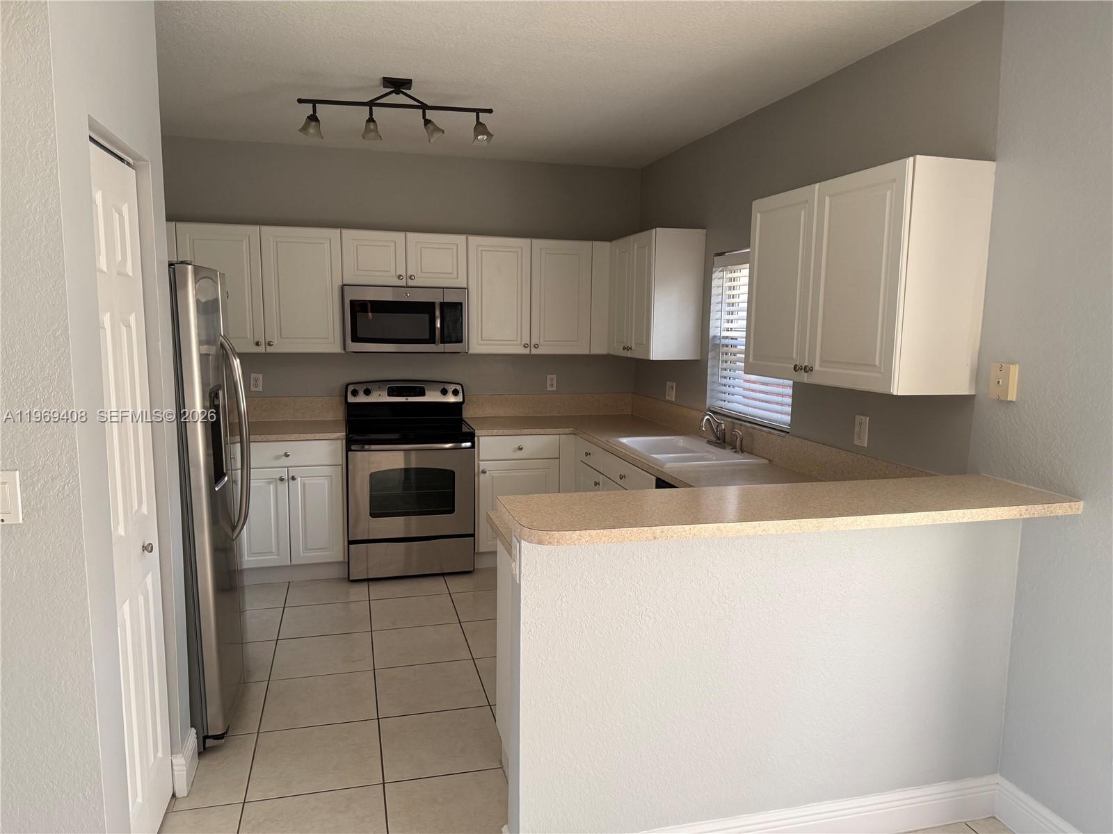 FLORIDIAN ISLES - Residential Lease