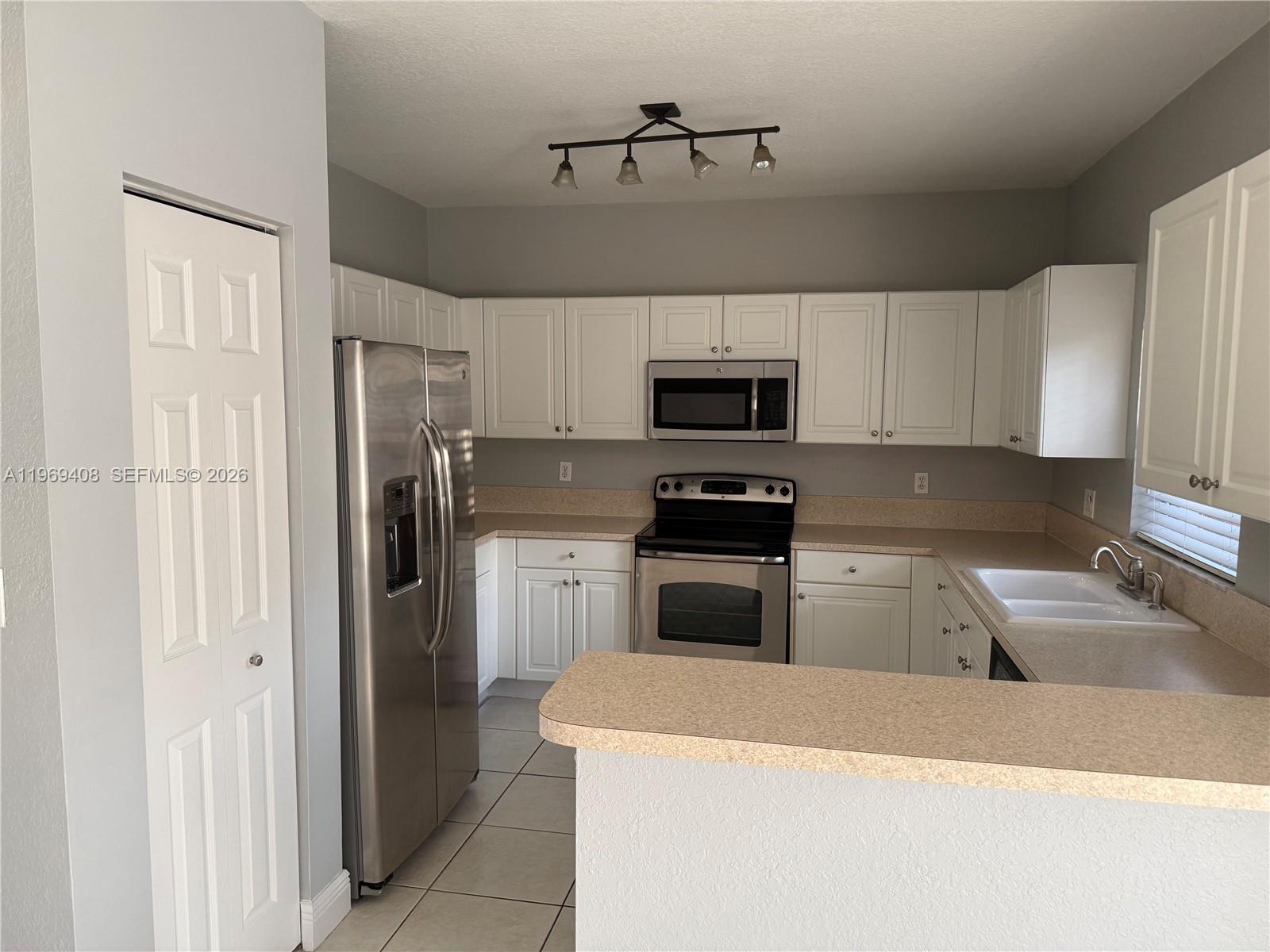 FLORIDIAN ISLES - Residential Lease