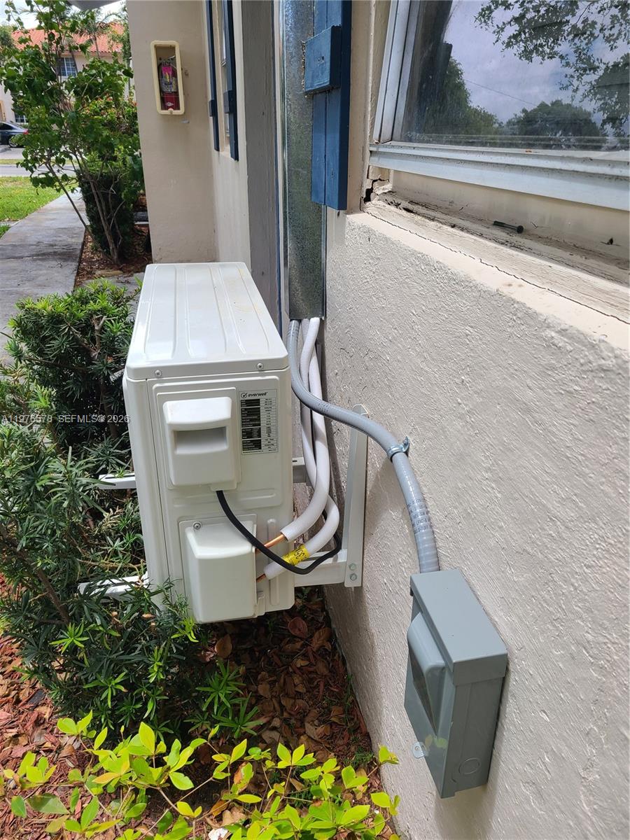 HOLLYWOOD LAWNS - Residential Lease