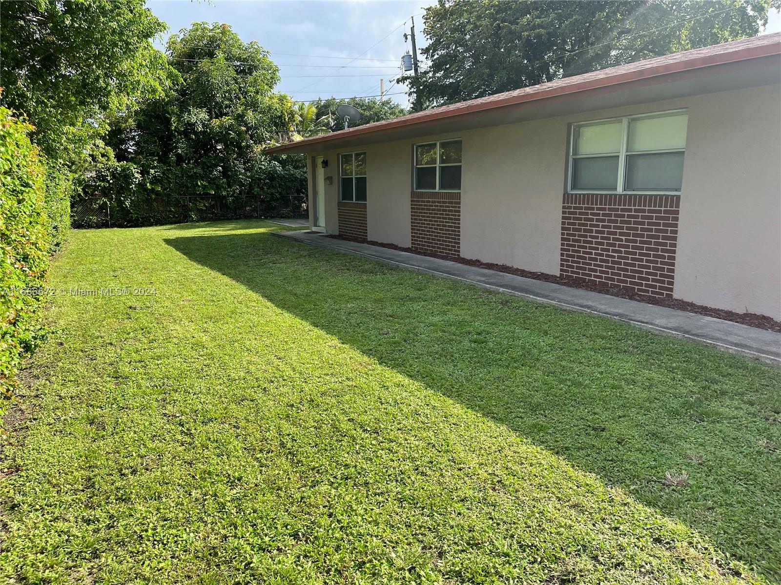 Photo 1 of 217 Sw 10th St St 1-2, Hallandale Beach, Florida, $2,850, Web #: 11686672