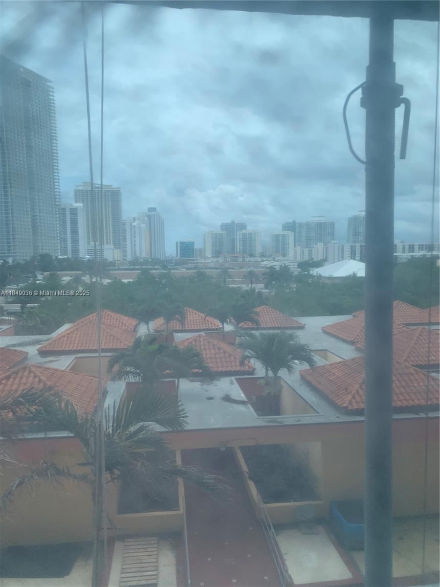 WINSTON TOWERS 600 CONDO - Residential