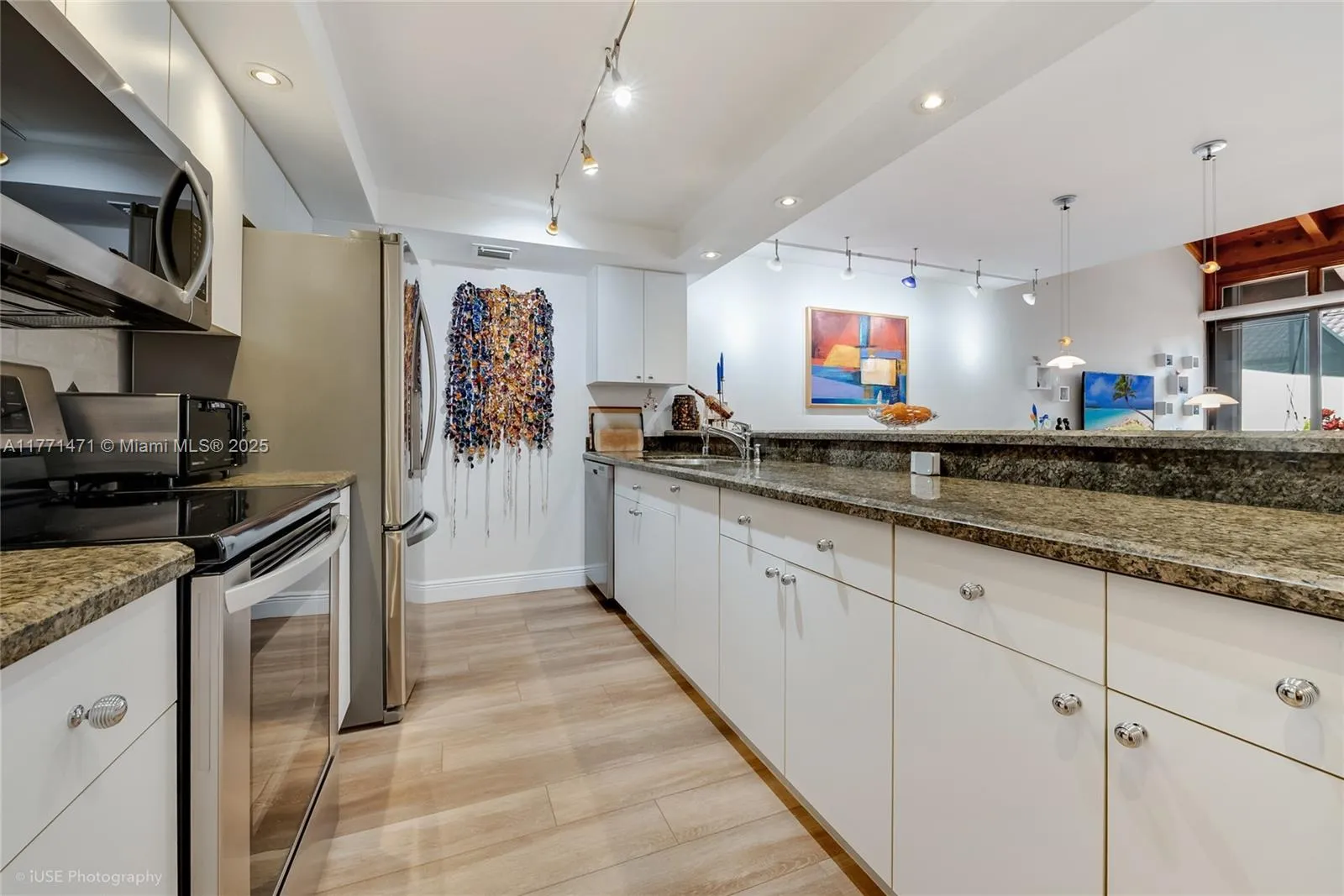 Miami, Florida 33143, United States, 2 Bedrooms Bedrooms, ,2 BathroomsBathrooms,Residential,Active,96610