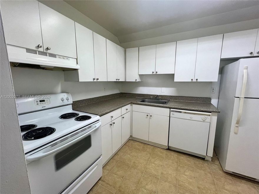 Nice 2/2 Apartment in the best complex of the area! unit at 3rd floor with elevator, whole apartment freshly painted. Complex offers 2 tennis court, 3 swimming pools, fitness center, playground for kids. Tenant must pay $500 sec deposit to the HOA