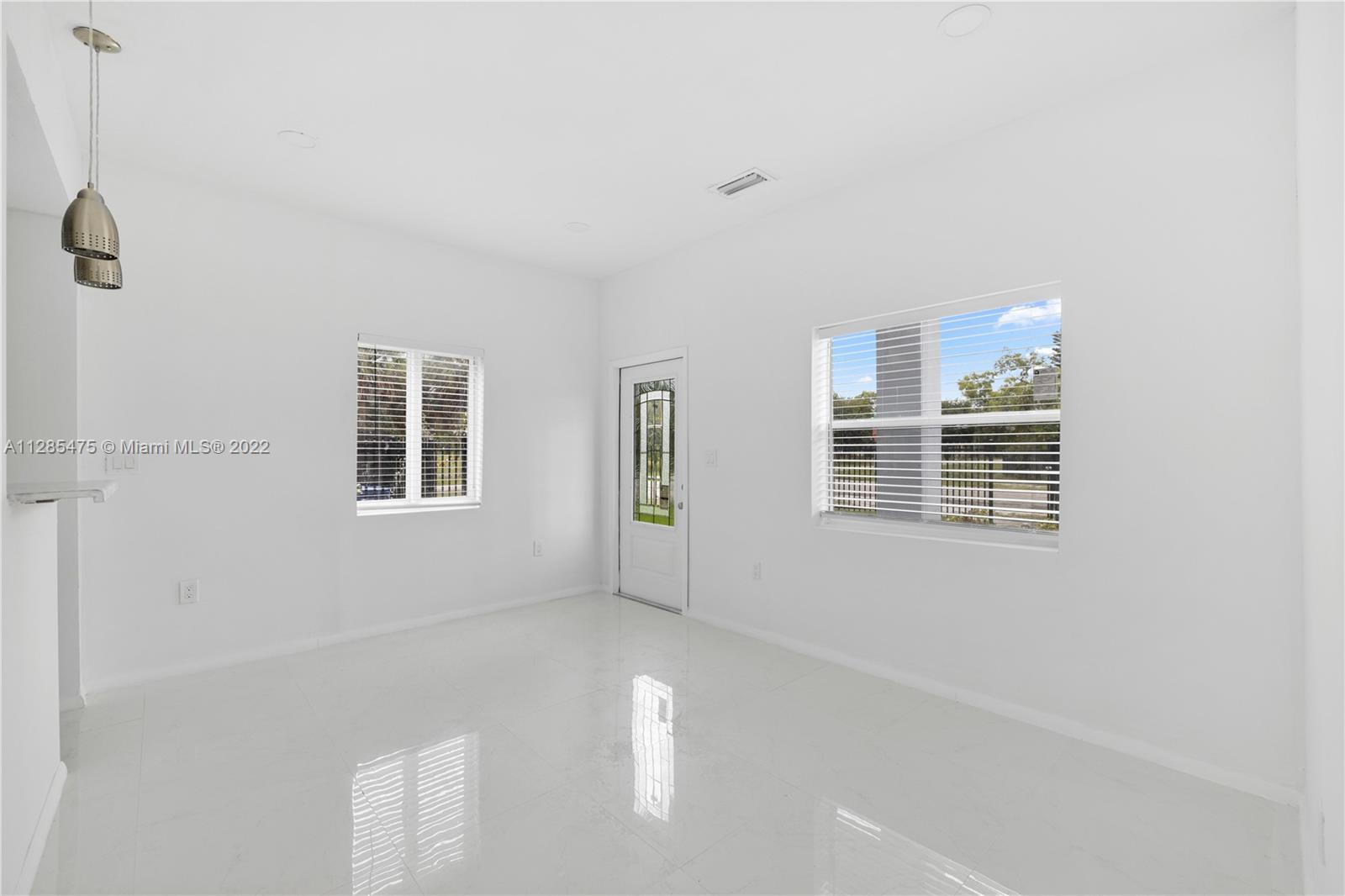 HYDE PARK MANOR - Residential