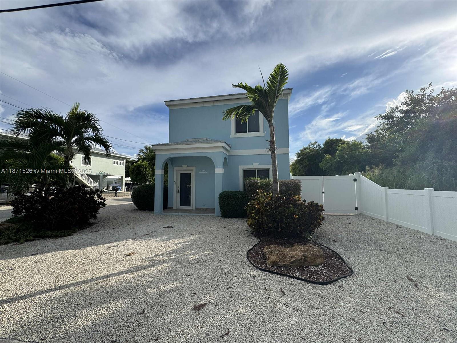 New construction LONG-TERM Rental in Key Largo: 2 beds, 2.5 baths, 1,428 ft². ALL CBS concrete, metal roof, and impact windows—above flood zone. Open concept, Bright open first floor with half-bath. Gourmet kitchen featuring quartz counters, Samsung smart appliances, built-in bar, and French doors leading to fenced yard with pavers and storage. Upstairs: two spacious bedrooms with walk-in closets, laundry closet, 2 tiled bathrooms with glass doors. Parking for your boat or RV as well as vehicles. Neighborhood boat ramp with beach & private waterfront park nearby to enjoy sunsets and BBQs! Pets welcome with landlords' approval. $3,200/month, FLS required. Move-in ready!
1315 Royal Palm Blvd, Key Largo (behind Tower Pizza).