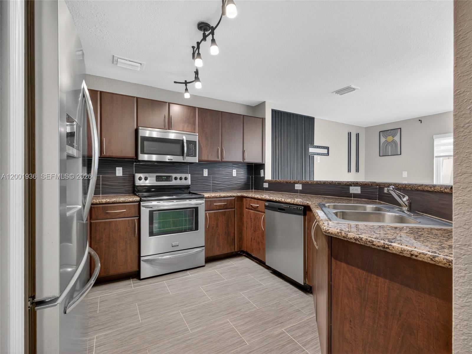 MELROSE POINT CONDO - Residential Lease