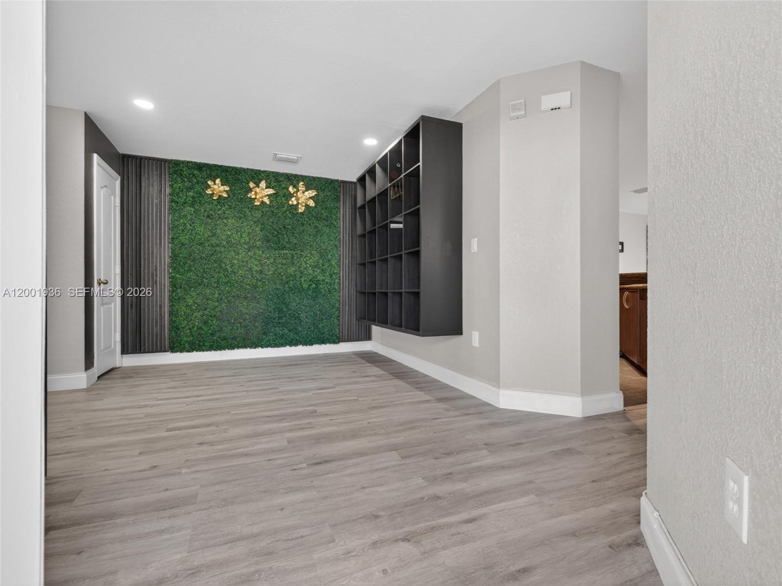 MELROSE POINT CONDO - Residential Lease