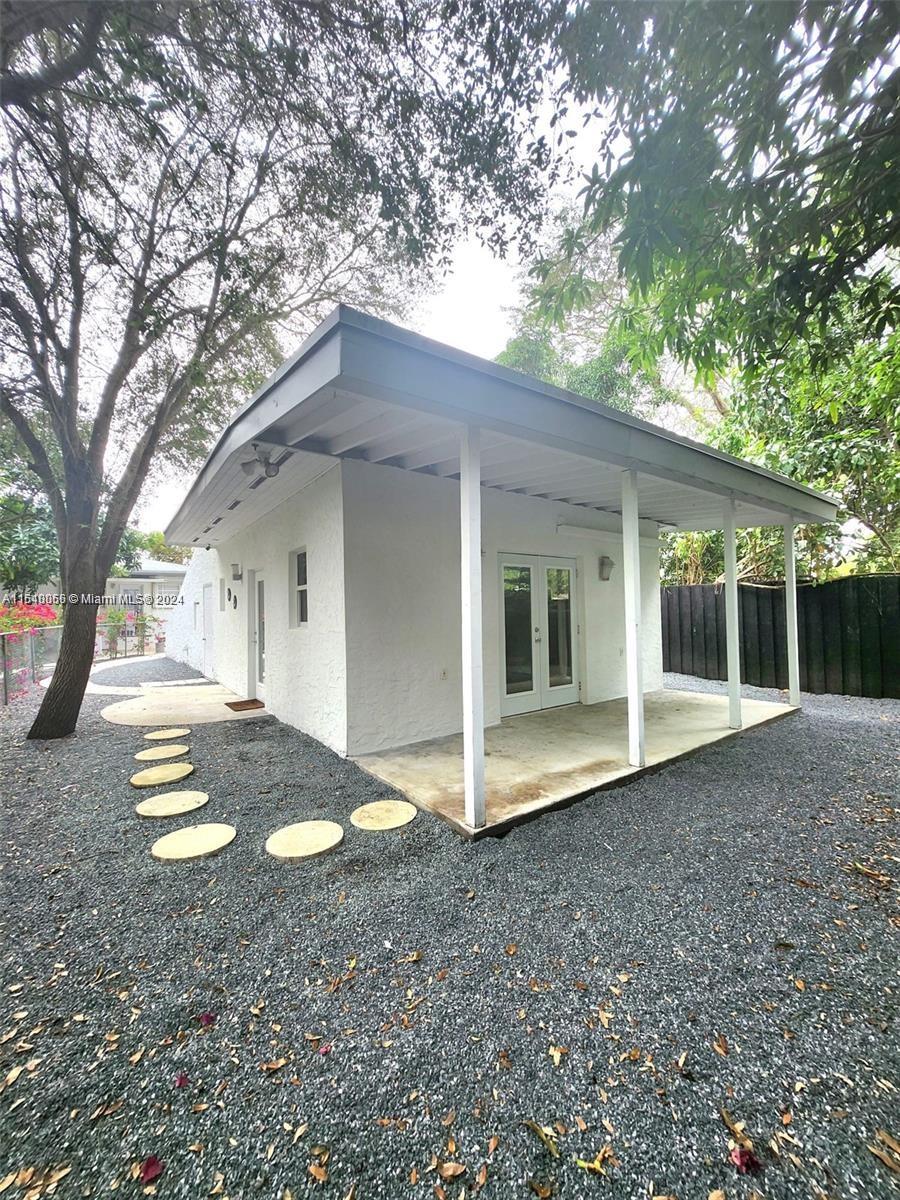 Charming Upper Buena Vista unit with 0 beds, 1 bath. Enjoy new kitchen cabinets, quartz countertops, impact windows, and a private patio. Rent includes water/sewer
