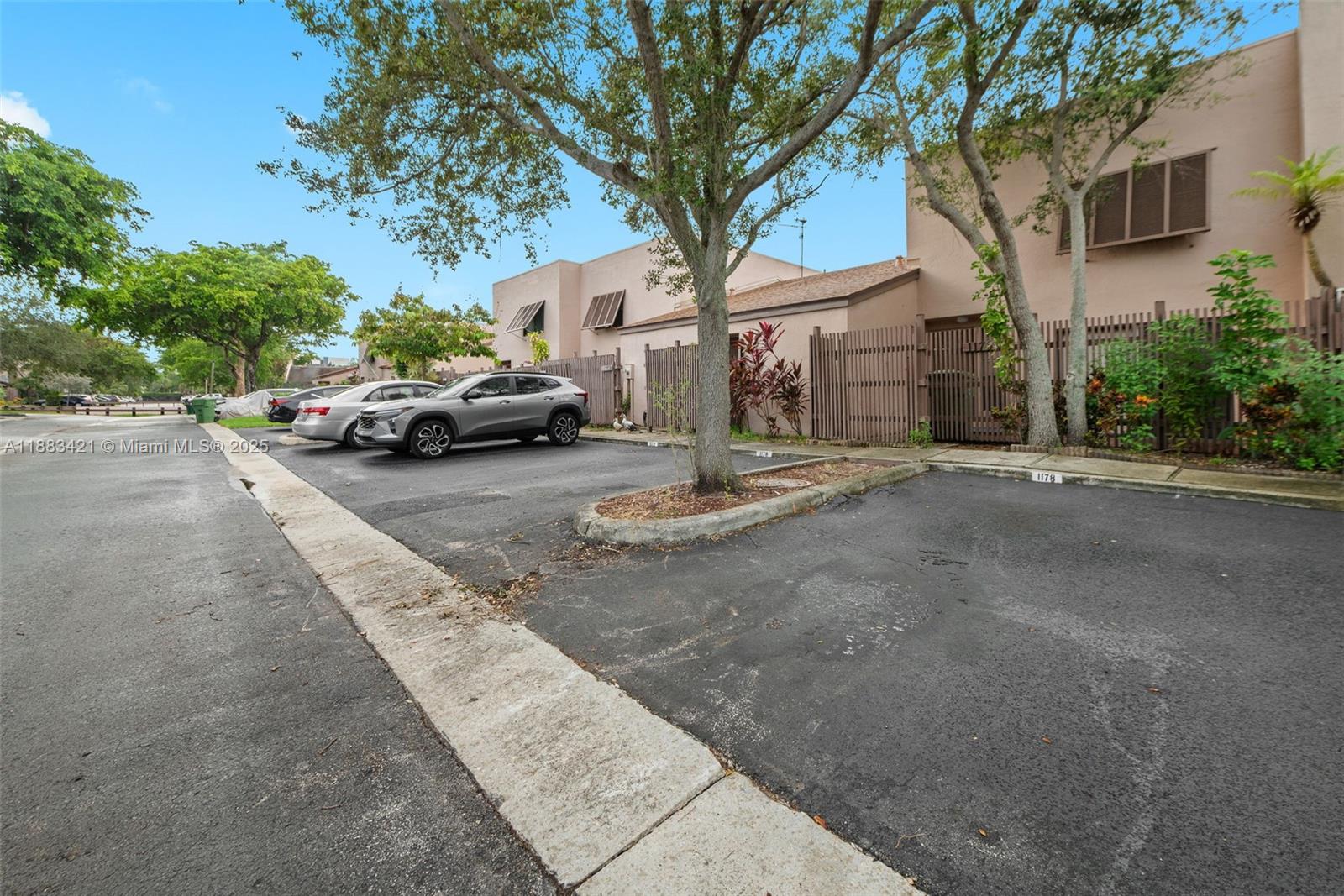 PEMBROKE LAKES SECTION SE - Residential