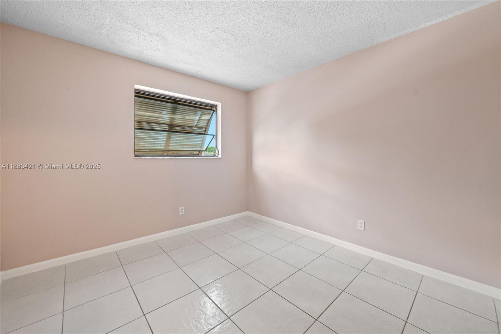 PEMBROKE LAKES SECTION SE - Residential