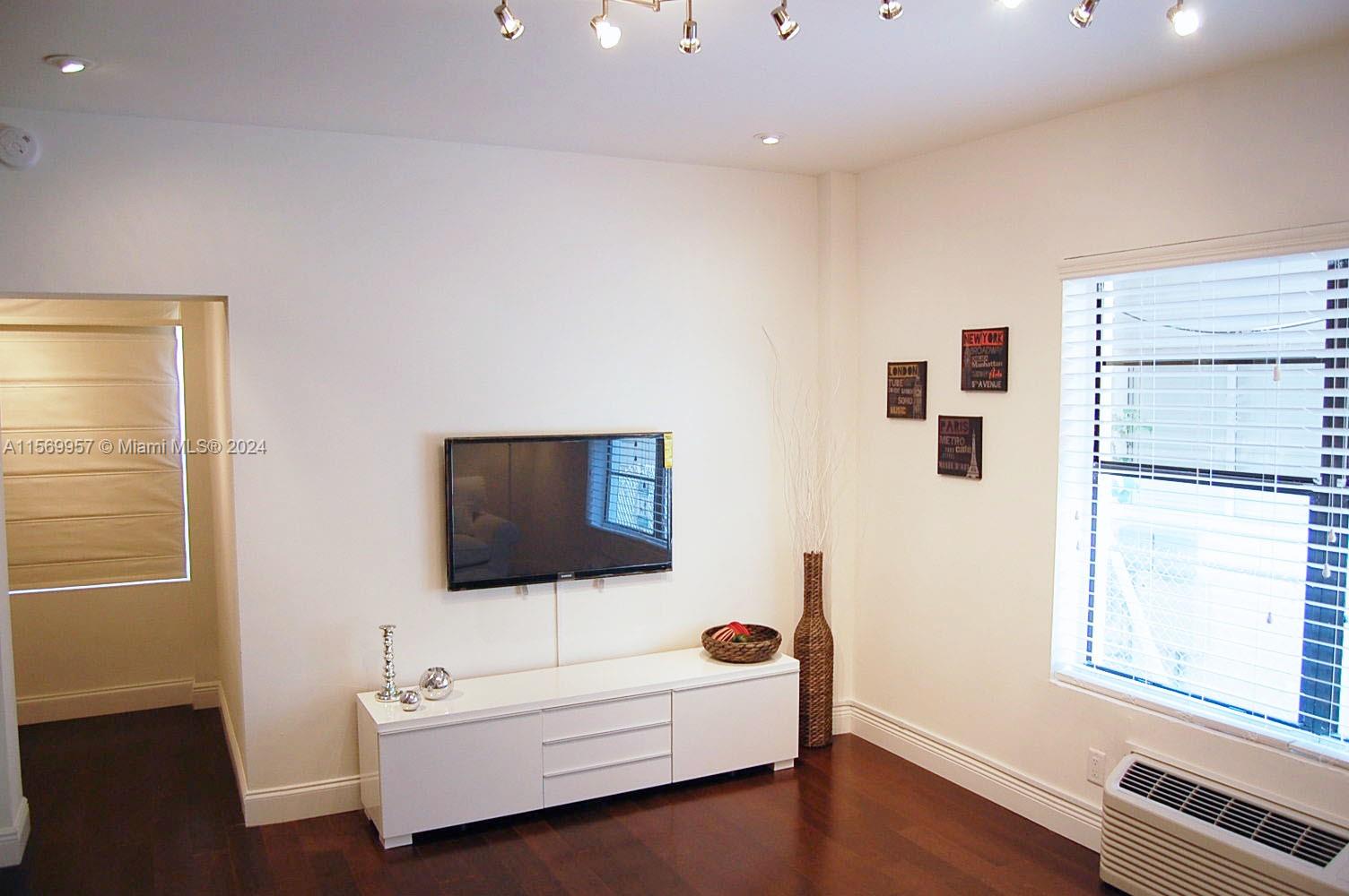 VENETIAN MANOR CONDO - Residential