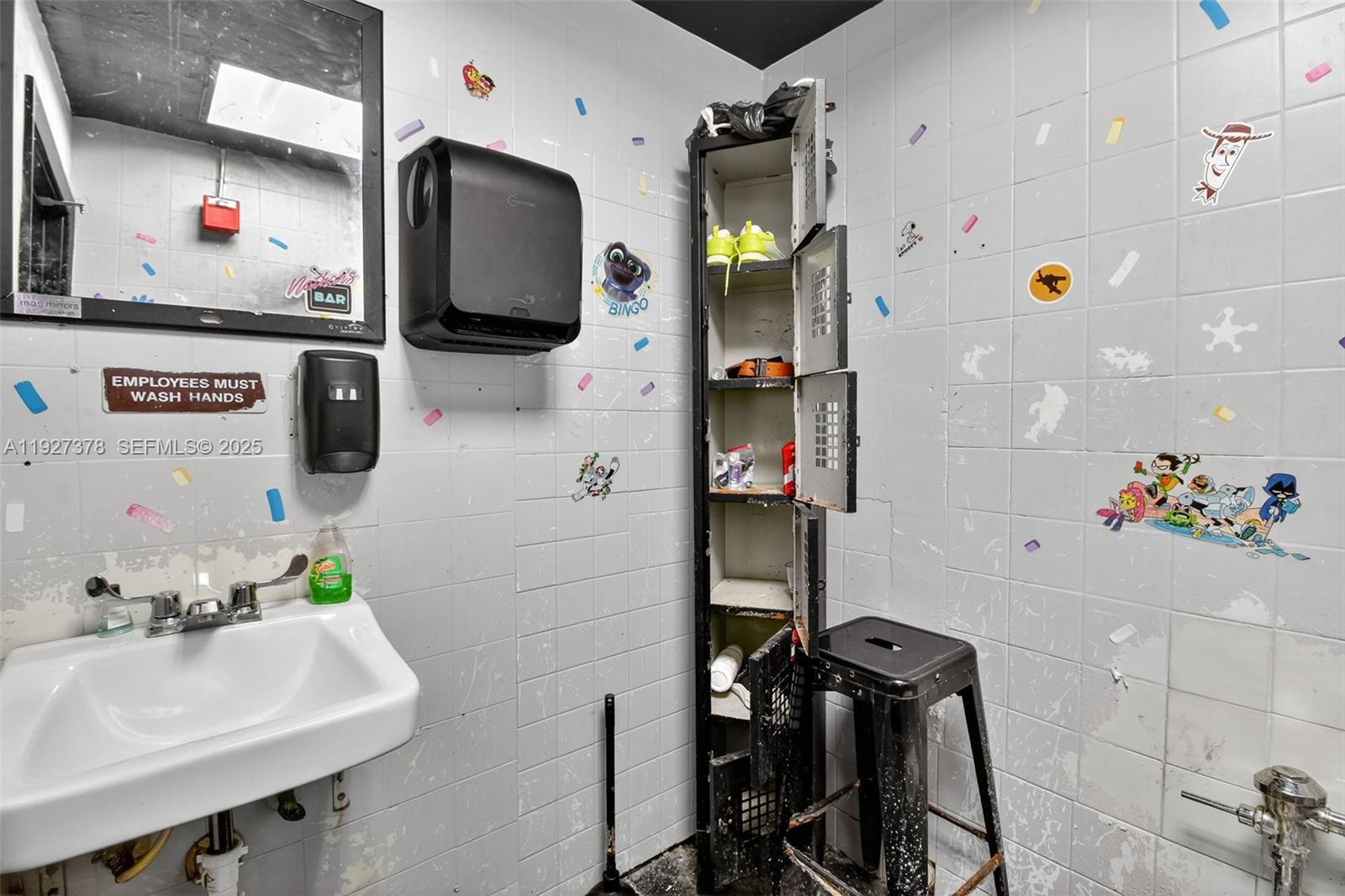 Main image without alt text