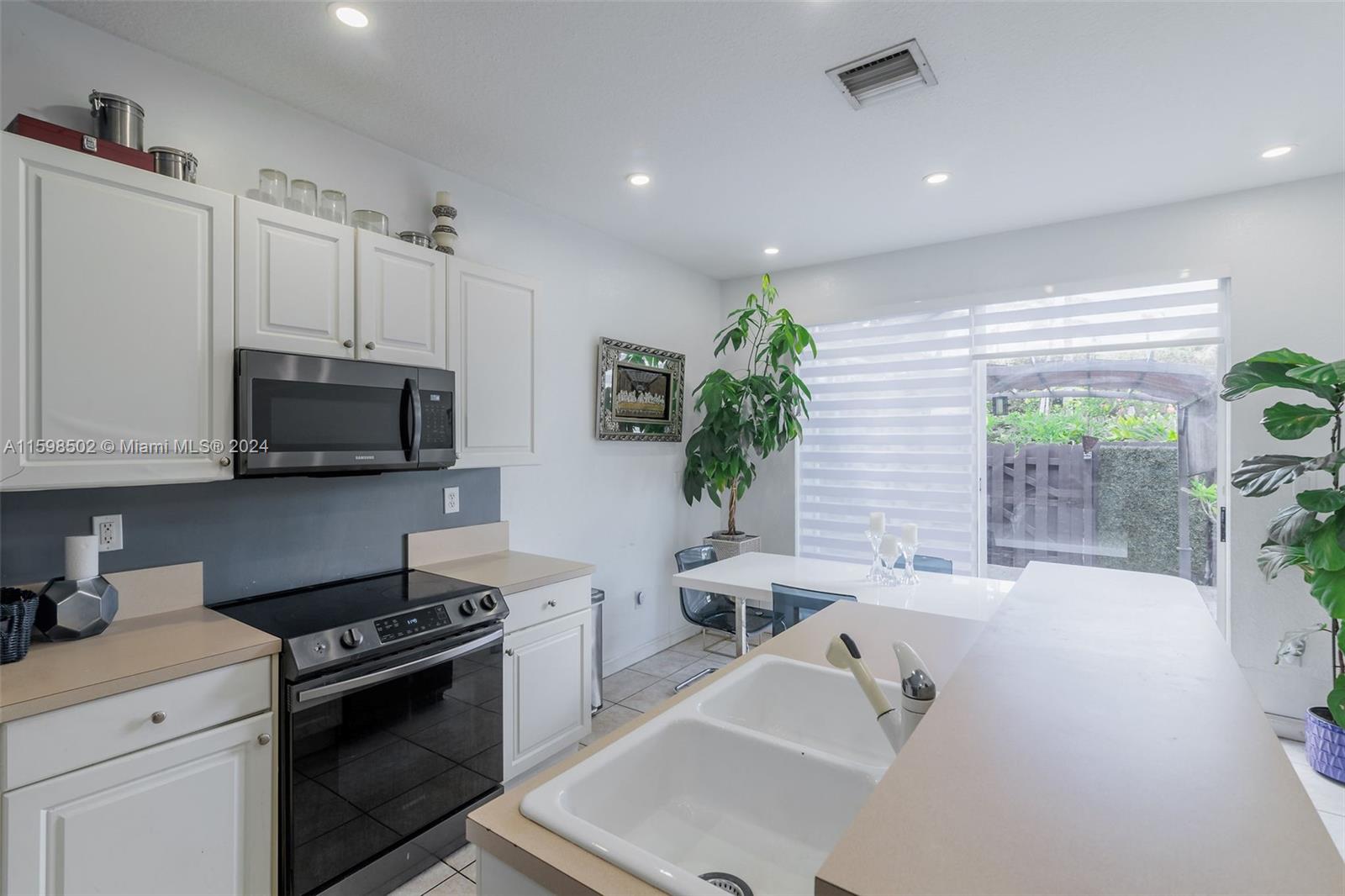 DORAL NORTHEAST TOWNHOMES - Residential
