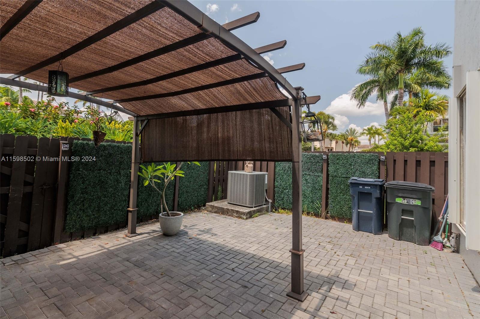 DORAL NORTHEAST TOWNHOMES - Residential