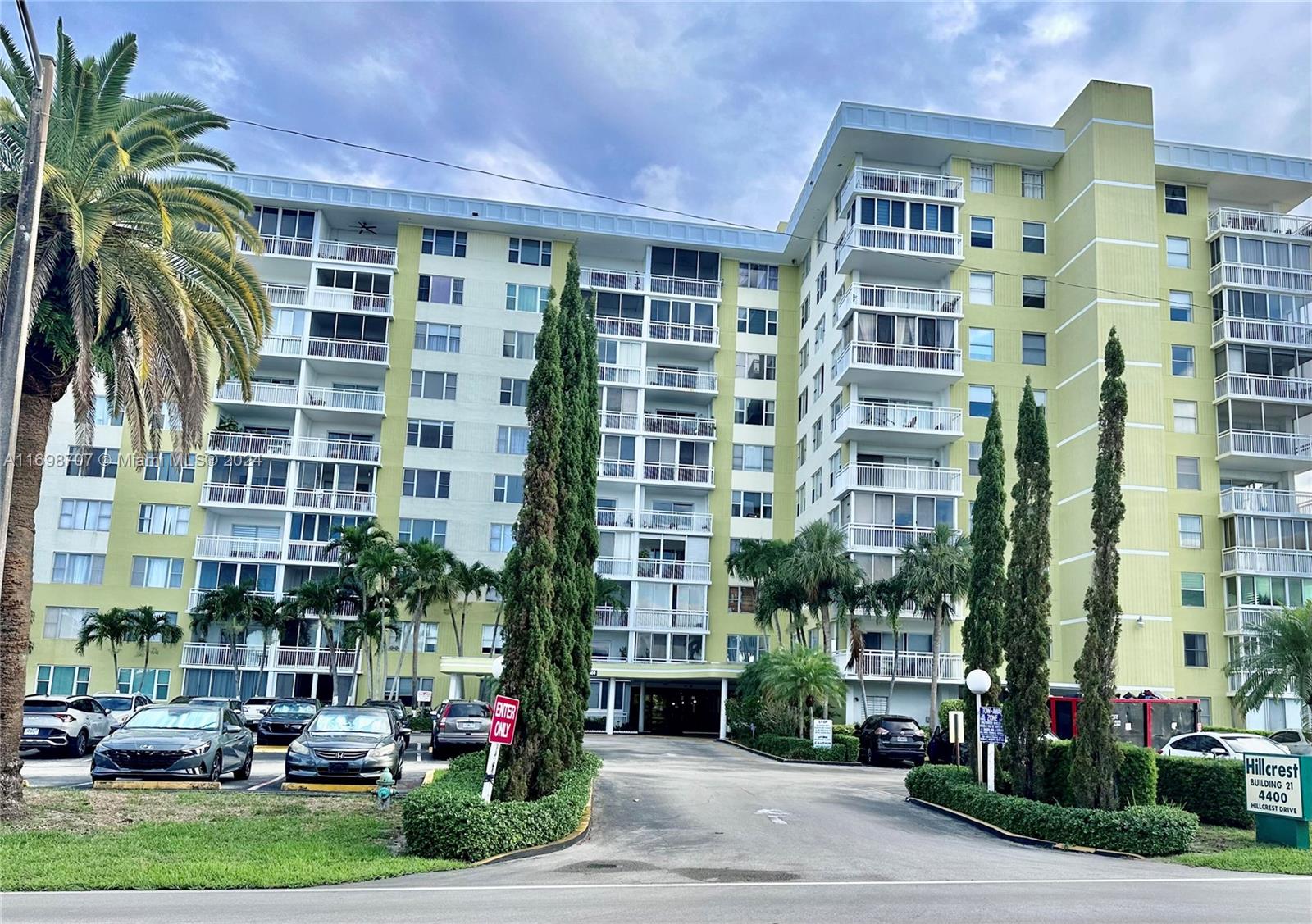 Property for Sale at 4400 Hillcrest Dr 114B, Hollywood, Broward County, Florida - Bedrooms: 2 
Bathrooms: 2  - $169,900