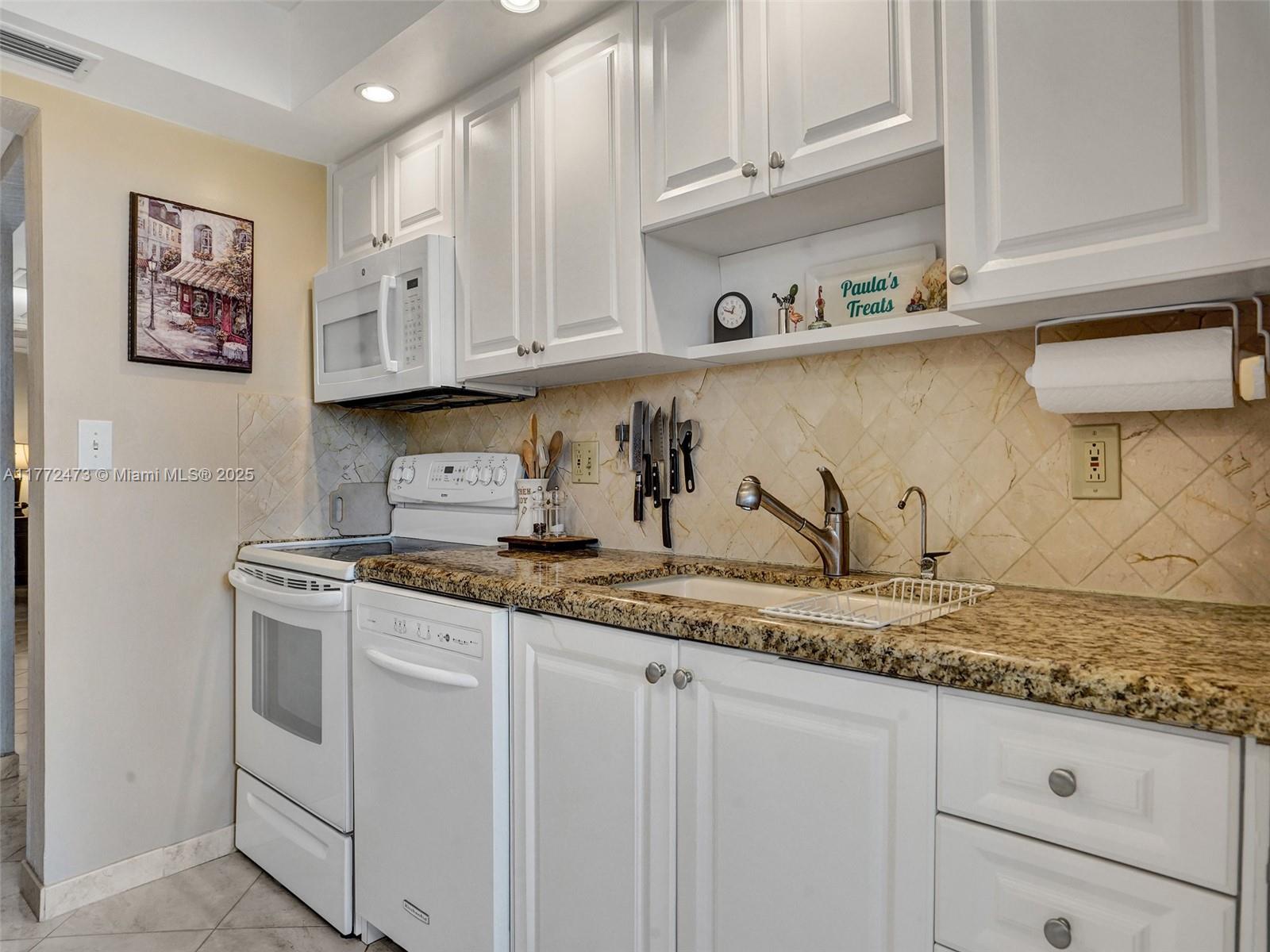 ASHLEIGH HOUSE CONDO - Residential Lease