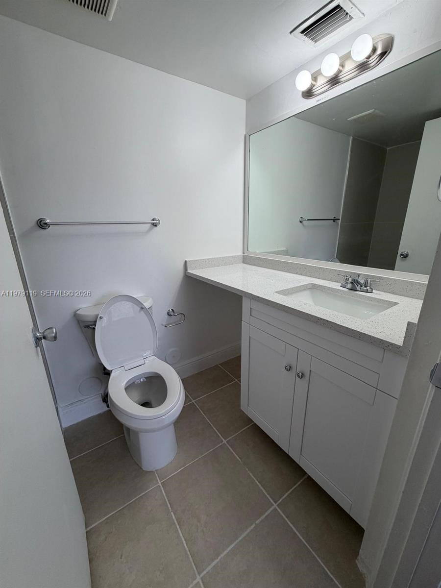 LAKESHORE AT UNIVERSITY P - Residential Lease