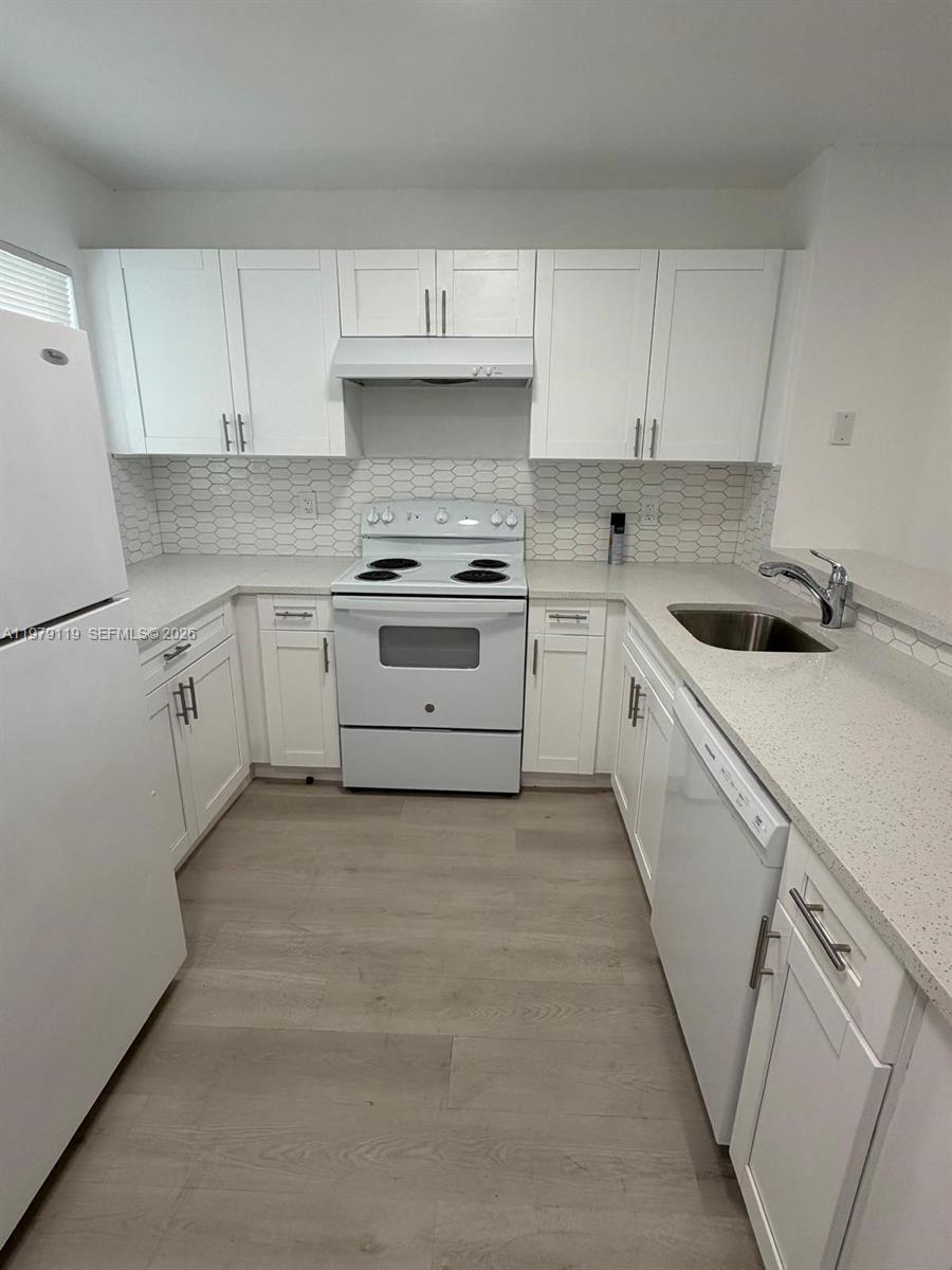 LAKESHORE AT UNIVERSITY P - Residential Lease