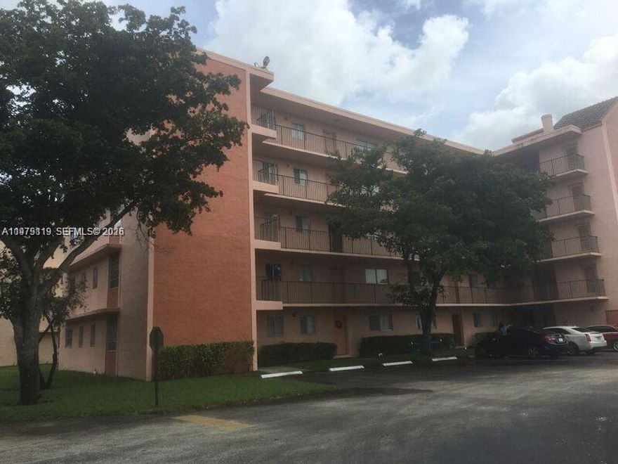 Just remodeled 2Bd 2 bath apartment with washer and dryer inside the unit. New remodeled opened kitchen, walk in closet in master bedroom, nice porch overlooking the garden and much more. Great location within minutes away from schools, restaurants, shopping centers and main highways.