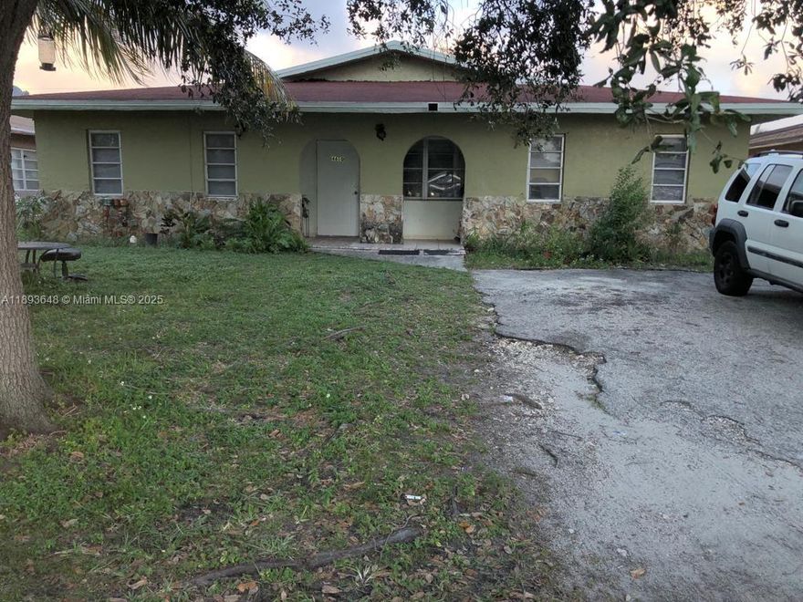 Great opportunity in Dania Beach with a very motivated seller!
Perfect for first-time buyers or investors, this home is move-in ready and located just 5 minutes from the beach and the iconic Guitar Hotel. Features a new roof, new A/C, and two additional units ideal for rental income or guests.
Located in a fast-growing area, close to shopping centers, restaurants, and easy access to I-95
