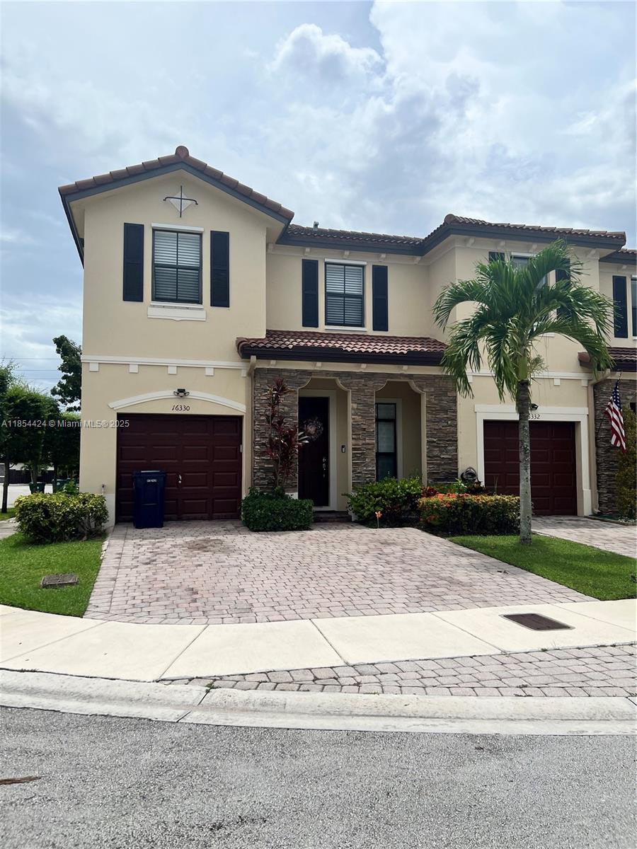 beautiful townhome 3 bed and 2 1/2 bath, corner lot, updated kitchen with granite counter top and stainless steel appliances 1 car garage, extra guest parking right across the street fenced patio, freshly painted, ready to move-in call listing agent.